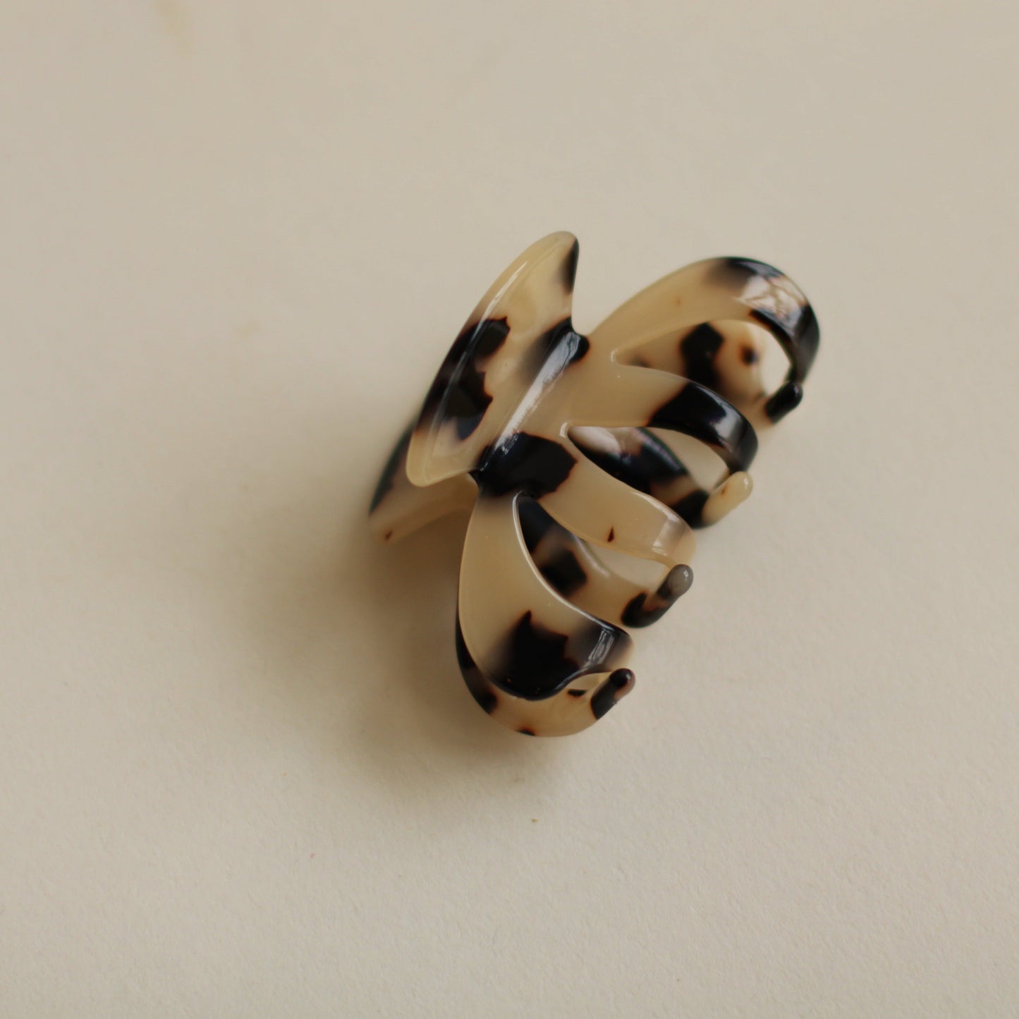 Claw Hair Clip in Blonde Tortoise
