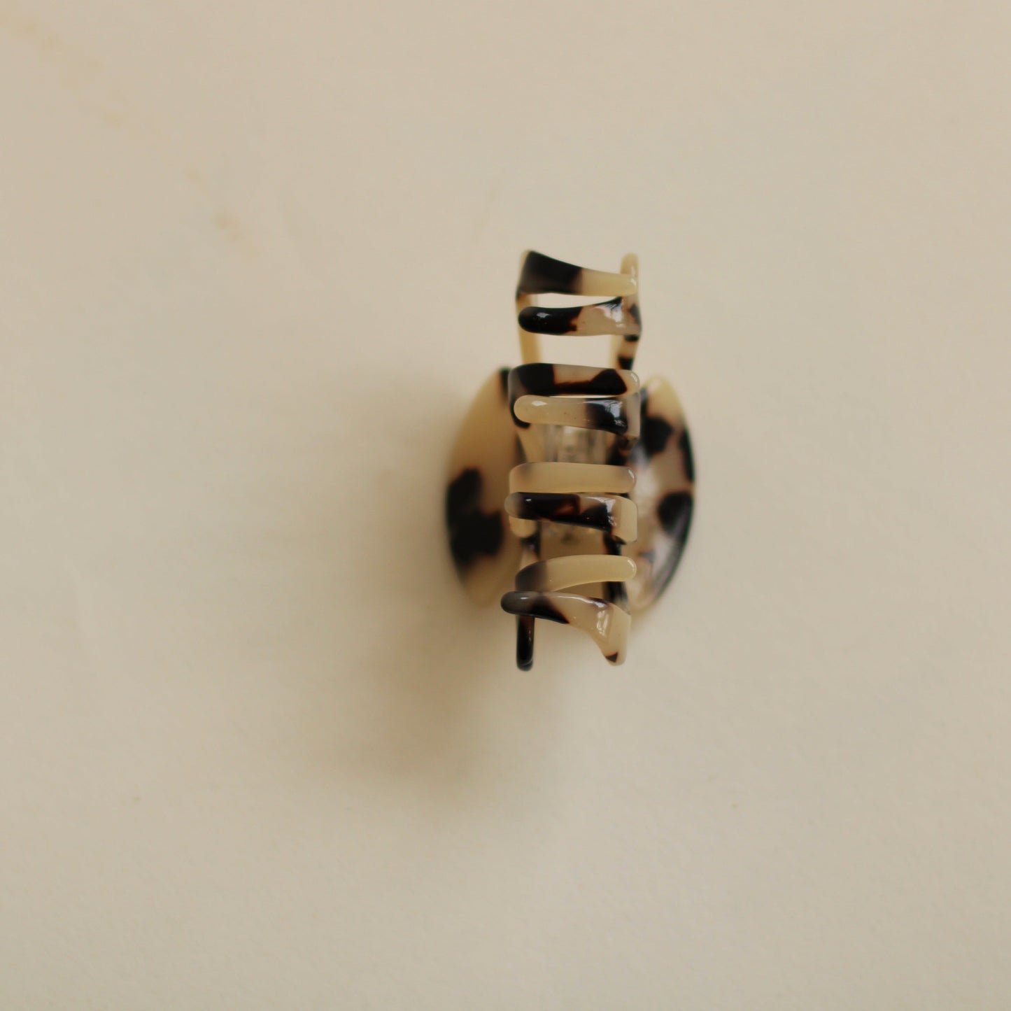 Claw Hair Clip in Blonde Tortoise