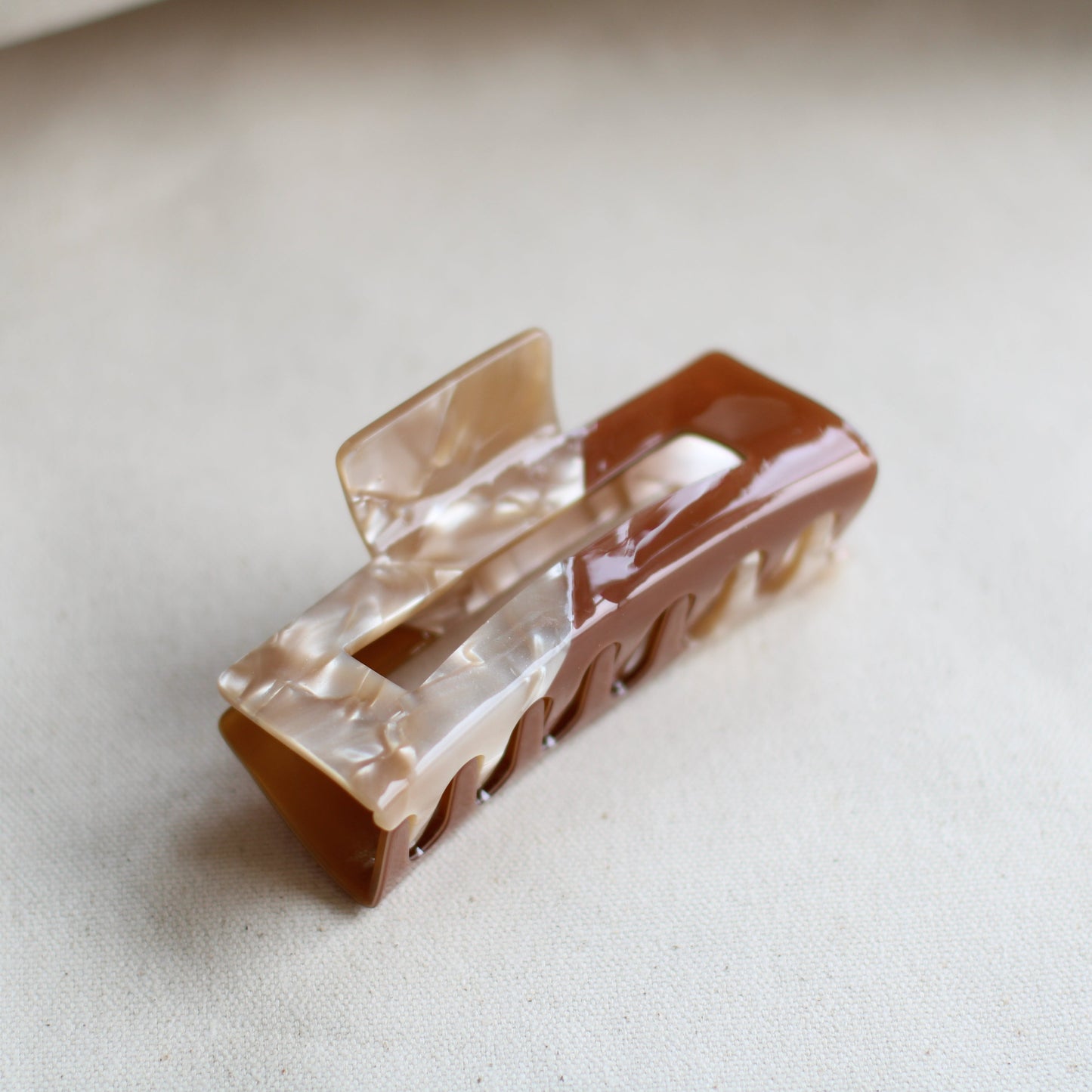 Anarchy | Large Two- Tone Clip in Caramel & Mother of Pearl