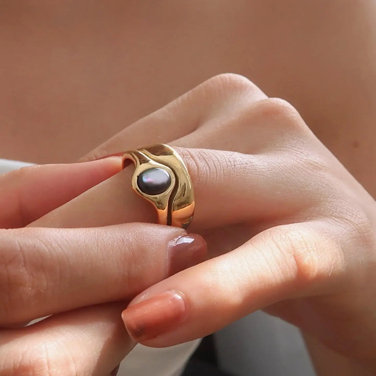 MAIQ | Alouette Wave Ring, Dark Stone