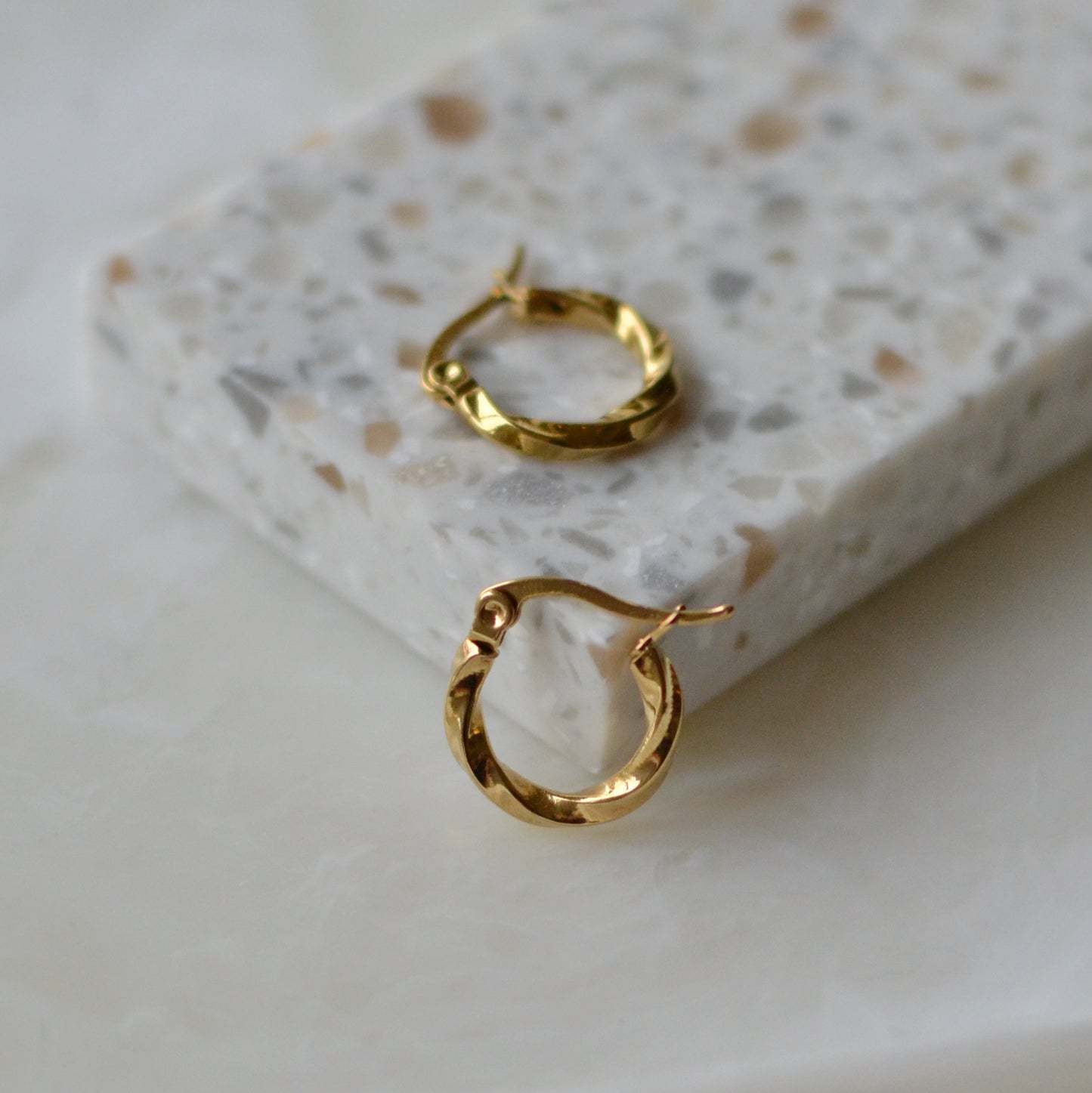 Bazou | Twisted gold hoop 15mm
