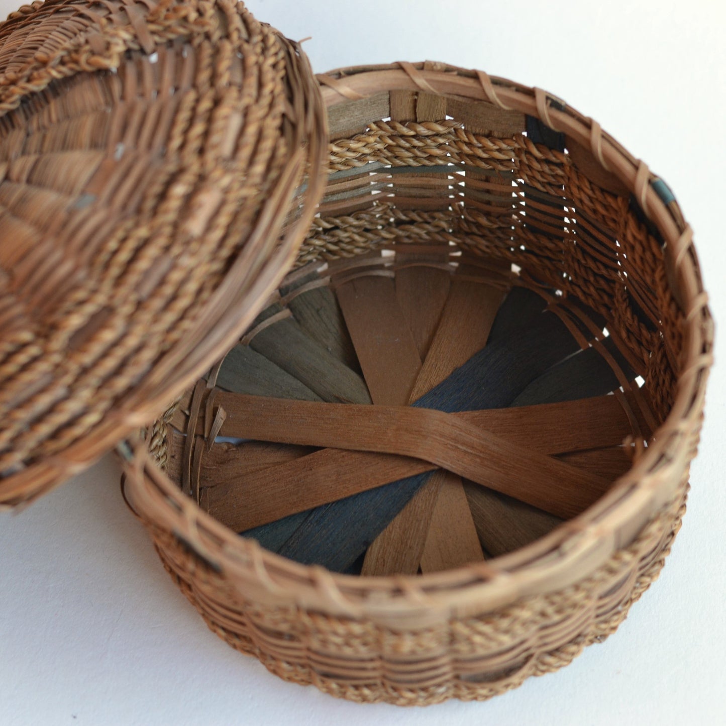 Tabletop lidded basket, small