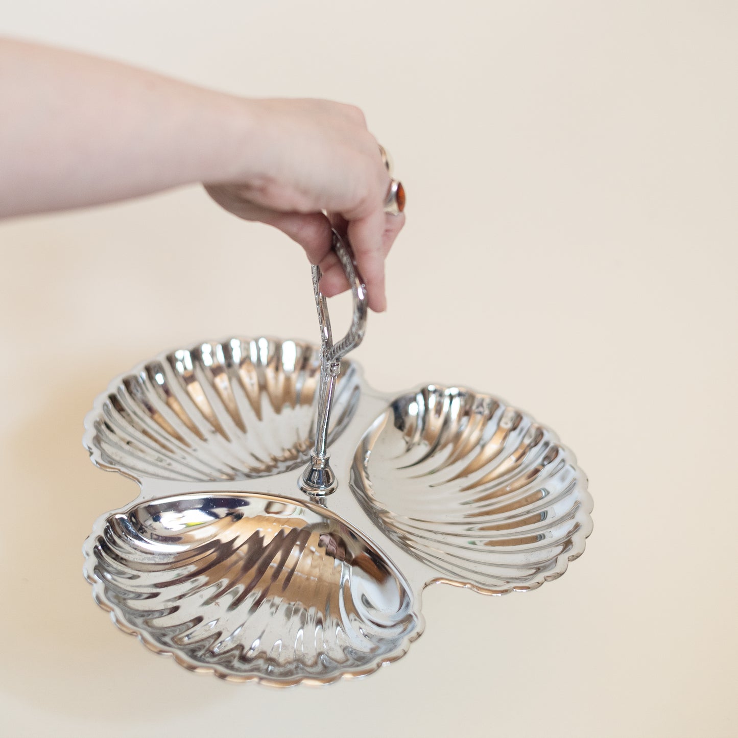 Clamshell Tid-bit Serving Dish