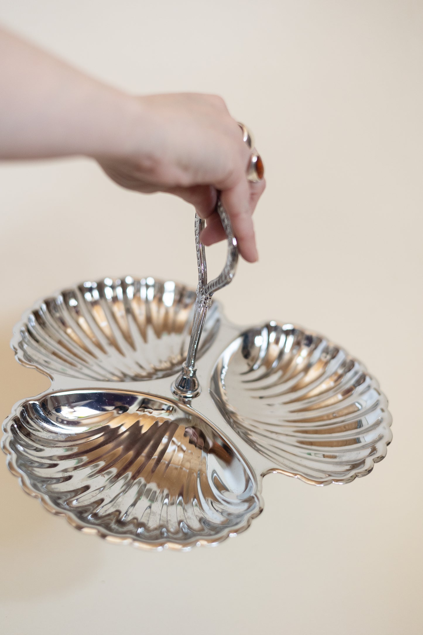 Clamshell Tid-bit Serving Dish