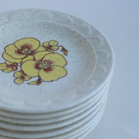 Scalloped Edge Dessert Plates with Yellow Flower Motif, Set of 4