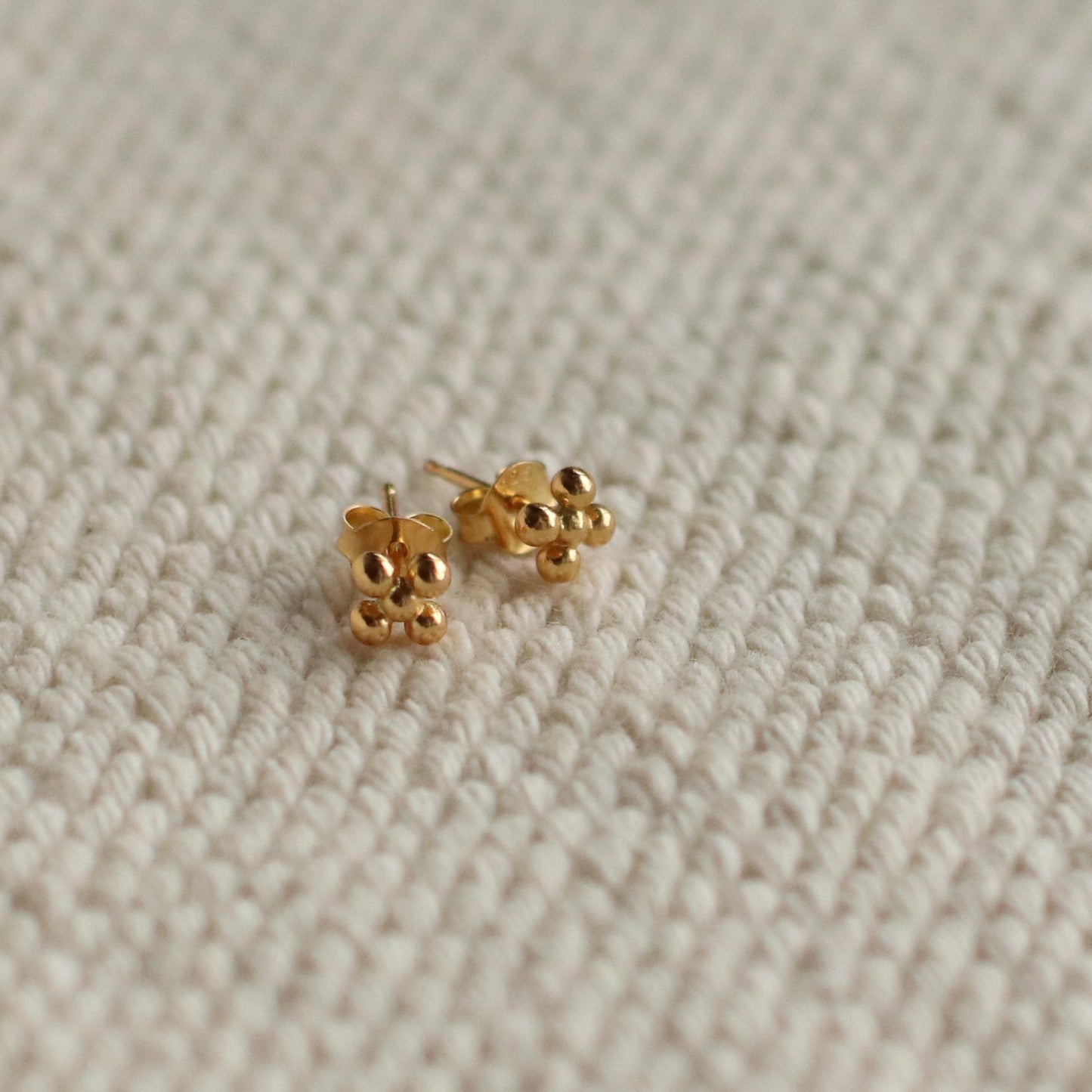 Baizaar | Gold Plated Dotted Flower Stud
