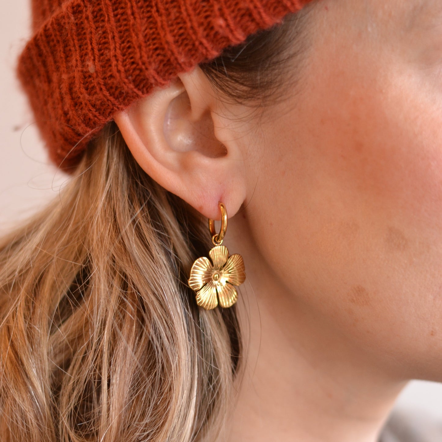 Bazou | Hoop Earrings with Buttercup Flower Charm