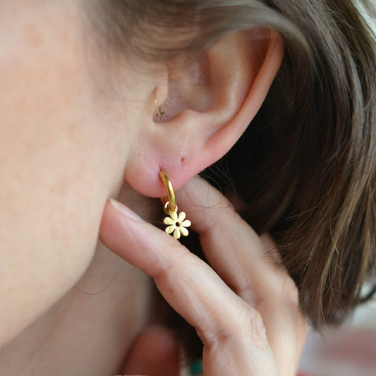 Bazou | Stainless Hoop Earrings with  Gold Daisy Flower Charm