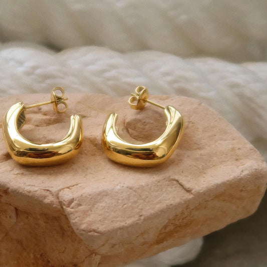 MAIQ | Classic C Hoop Earrings