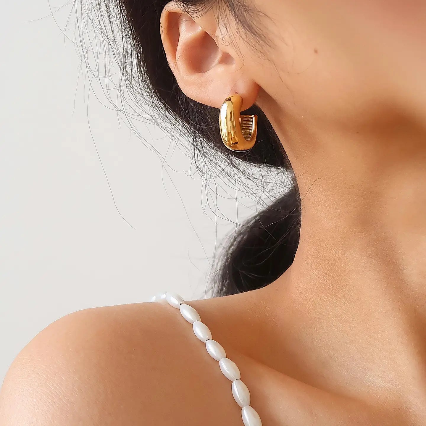 MAIQ | Classic C Hoop Earrings