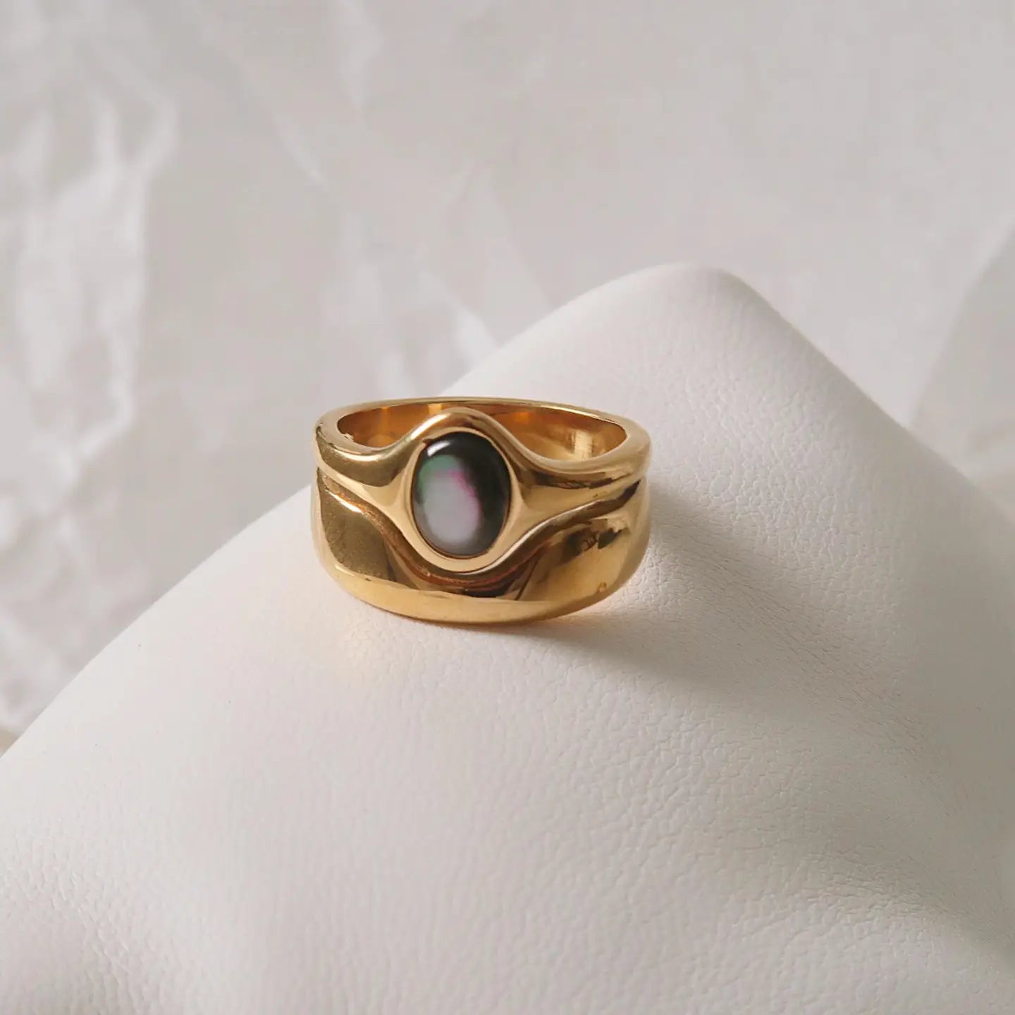 MAIQ | Alouette Wave Ring, Dark Stone