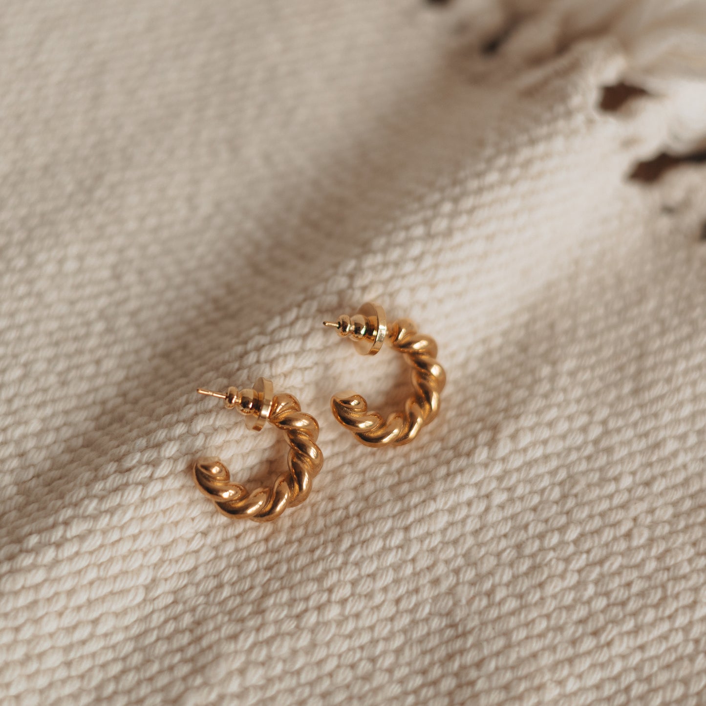 MAIQ | Gold Braided C Hoop Earrings