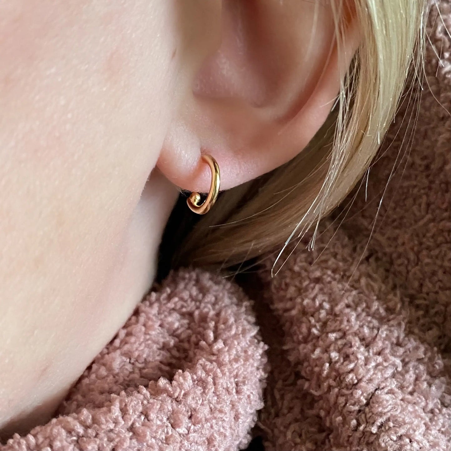 Goldfi | Tiny C hoop earring with stopper ball, gold platted